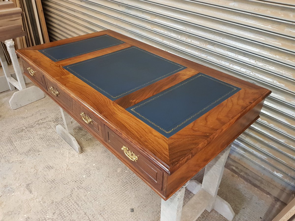 Docfurniture's tweet photo. Two desk tops re-polished.
With new leather tops.
Before &amp; after
#desk #desktops #repolished #restored #leatherskiver #frenchpolish #furniturerestoration #upcycledhour #upcycled #likenew #sheffield #sprayfinish #thefurnituredoctor https://t.co/6OYuwBlpnU