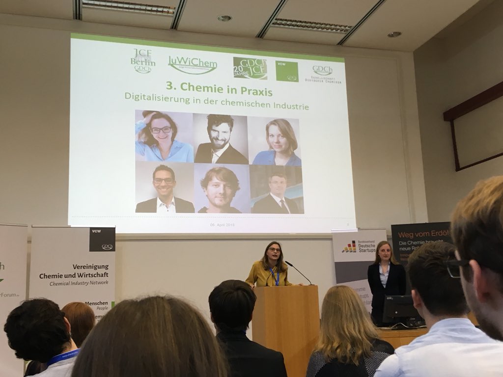 JGrevesmuhl's tweet photo. @cxc_Westphal führt in das 3. #ChiP18 zum Thema #Digitalisierung in der #Chemie ein. Freue mich schon sehr! https://t.co/TZXJEM8fPQ