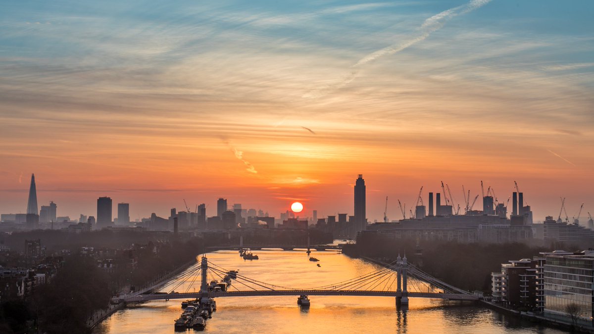 London_Rooftops's tweet photo. Morning London!! This was the scene at 6:30am today. Picture perfect sunrise over the Thames :) Have a wonderful weekend London lovers! @TotallyThames @BatterseaPwrStn @visitlondon https://t.co/tyrgH6ReNu