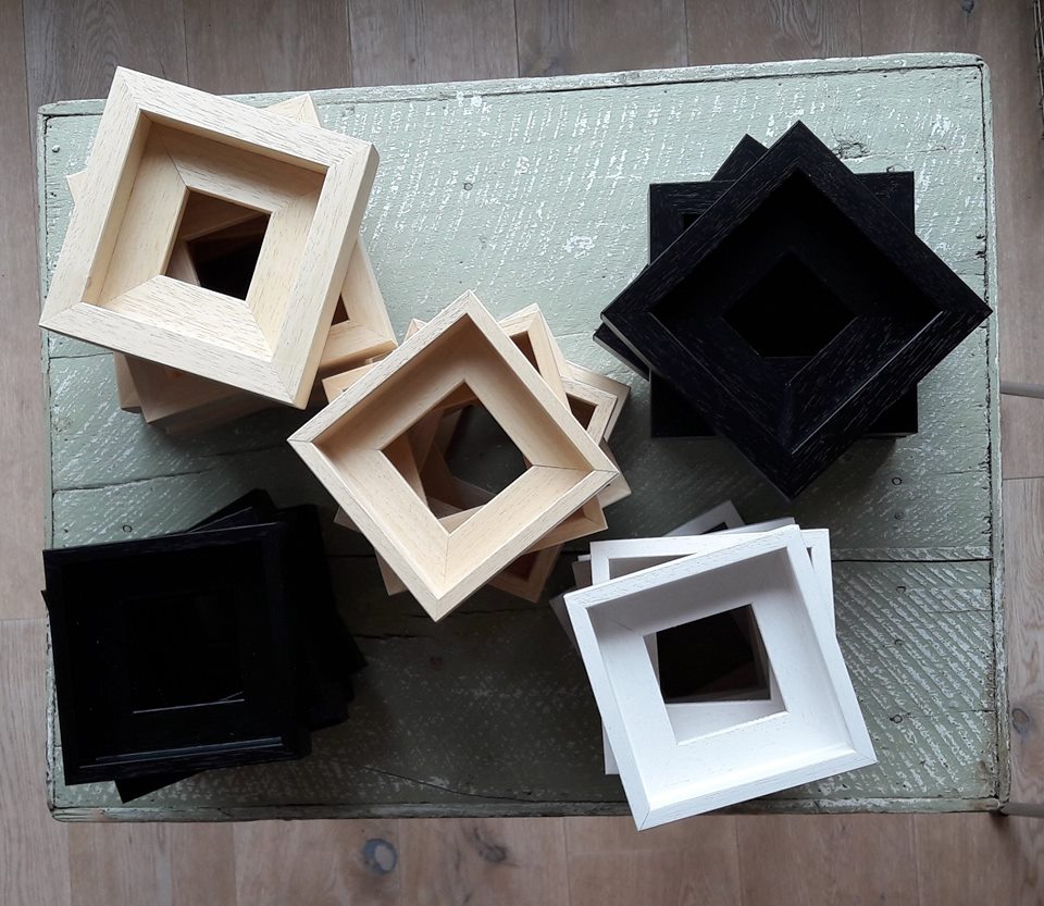 10x10artist's tweet image. De nieuwe lijsten voor @10x10artist zijn binnen. Nu kun je ook losse @10x10artist-werken ingelijst kopen. Wat een leuk cadeau! Los kost een lijst 10 euro, bij aankoop van een kunstwerk van 65 euro slechts 5 euro!