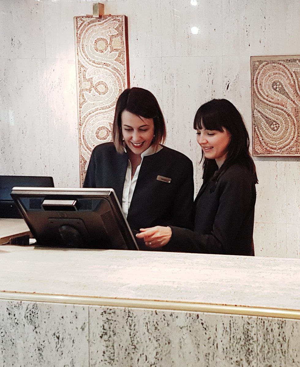 Melia_Castilla's tweet photo. Nuestro equipo de #Recepción siempre se asegura de que todo esté preparado para la llegada de nuestros clientes durante el #findesemana. #Meliacastilla #Meliateam #Ourstaff https://t.co/1QqsRlvtuR