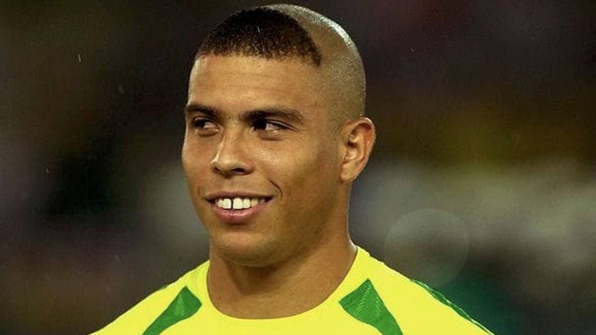 AlexTroya_9's tweet photo. Por 5.000 RT’s mi coleguita se rapa a lo Ronaldo Nazario en el Mundial de Korea 2002. DAADLE FUEGO! https://t.co/ODfLZg0X20