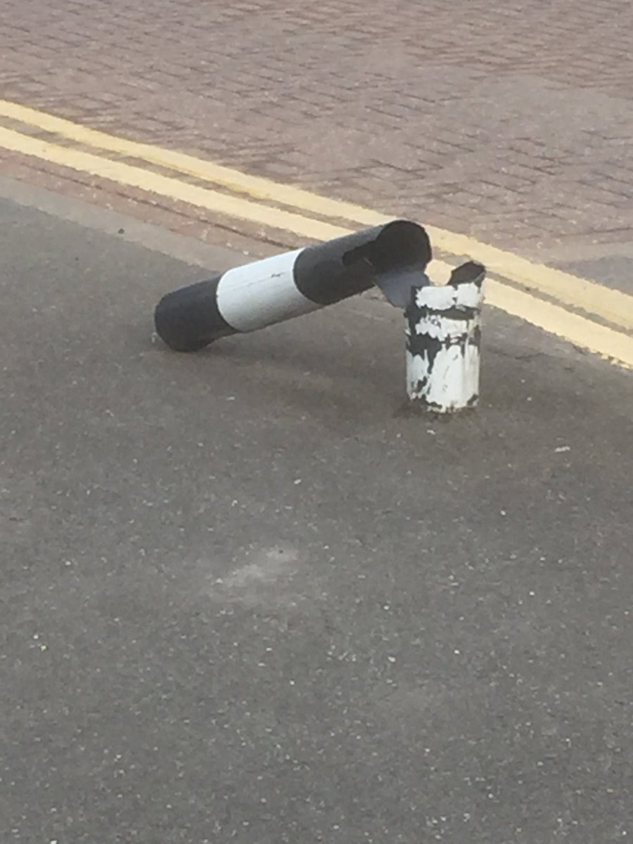 ChessingtonTalk's tweet photo. @ContactKingston Clayton road just before turn off in to Devon Way, been like this for several weeks now... https://t.co/yObE8ca3dF