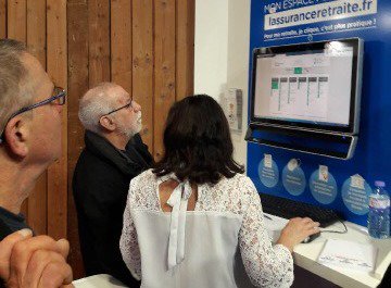 L_ARetraite's tweet photo. Succès de l’espace #servicesenligne sur le stand de #LAssuranceRetraite. 💻 Nos #experts à la #rencontre des assurés sur le @Salon_seniors et à leurs côtés pour créer leur #espaceperso sur https://t.co/lawZR6dBLl ➡Tous les services utiles pour préparer et bien vivre sa #retraite https://t.co/xPVf9dbxko