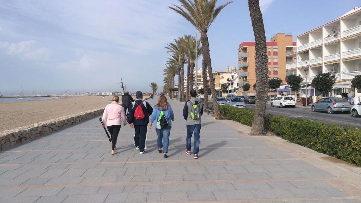 eapcubellescun's tweet photo. Capçalera de la caminada de #CAPcunit al seu pas pel passeig marítim.  
Esther Díaz, metgessa de família i @jaumehf, infermer acompanyen al grup.
+ Actius cada dia!!
#DMAF18 https://t.co/VErEAM1fXf