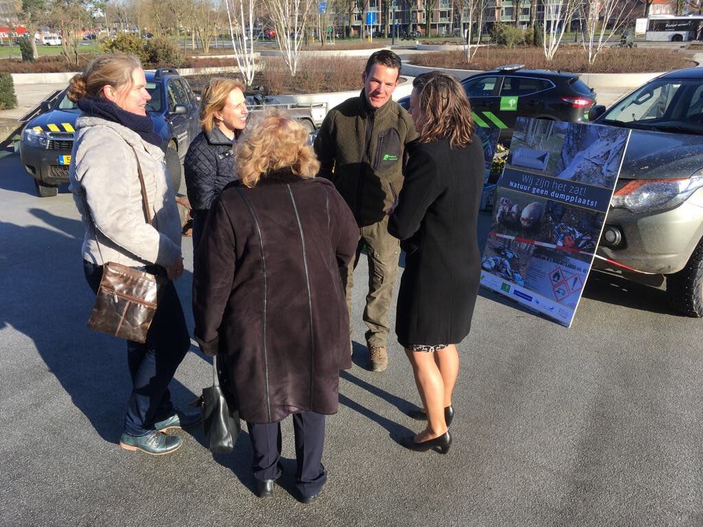 BoswachterEdJ's tweet photo. Nu ín het provinciehuis om te luisteren naar rondetafel gesprek over #afvaldumping en #handhaving. Wat kan de provincie betekenen? Ik heb wel wat suggesties hoor: meer toezicht, middelen, bewustwording!! https://t.co/7AqVSwqhMJ