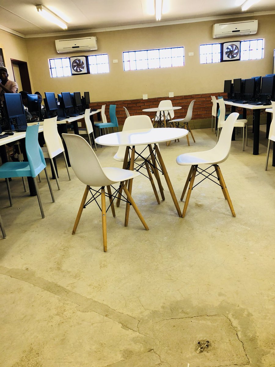 Code4ChangeSA's tweet image. How awesome is this lab. Thank you @DellDevelopment @DellEMCedu for making this happen #CodingInHighSchools #CodingInSouthAfrica #YouthDevelopment #CodeJIKA