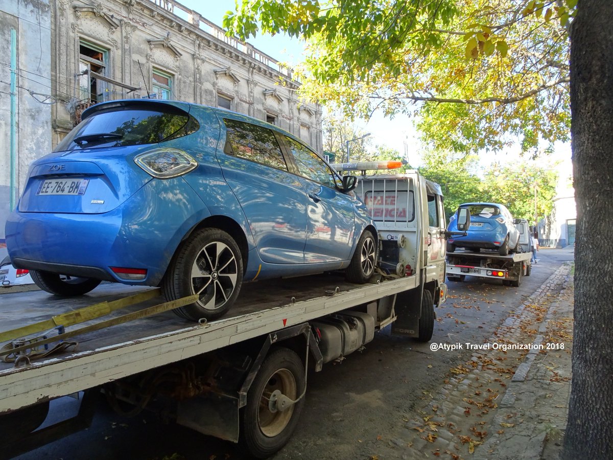 AtypikTravel's tweet photo. The Green Expedition 2018 "en direct": la sortie des véhicules électriques du port de #BuenosAires s´est fait avec grand succès! On commence à chauffer les moteurs; direction:  #RioGallegos pour l´inauguration! #ecorally #ecotourisme #ecoraid  #Argentina #véhiculesélectriques https://t.co/NFMZdOeGV6