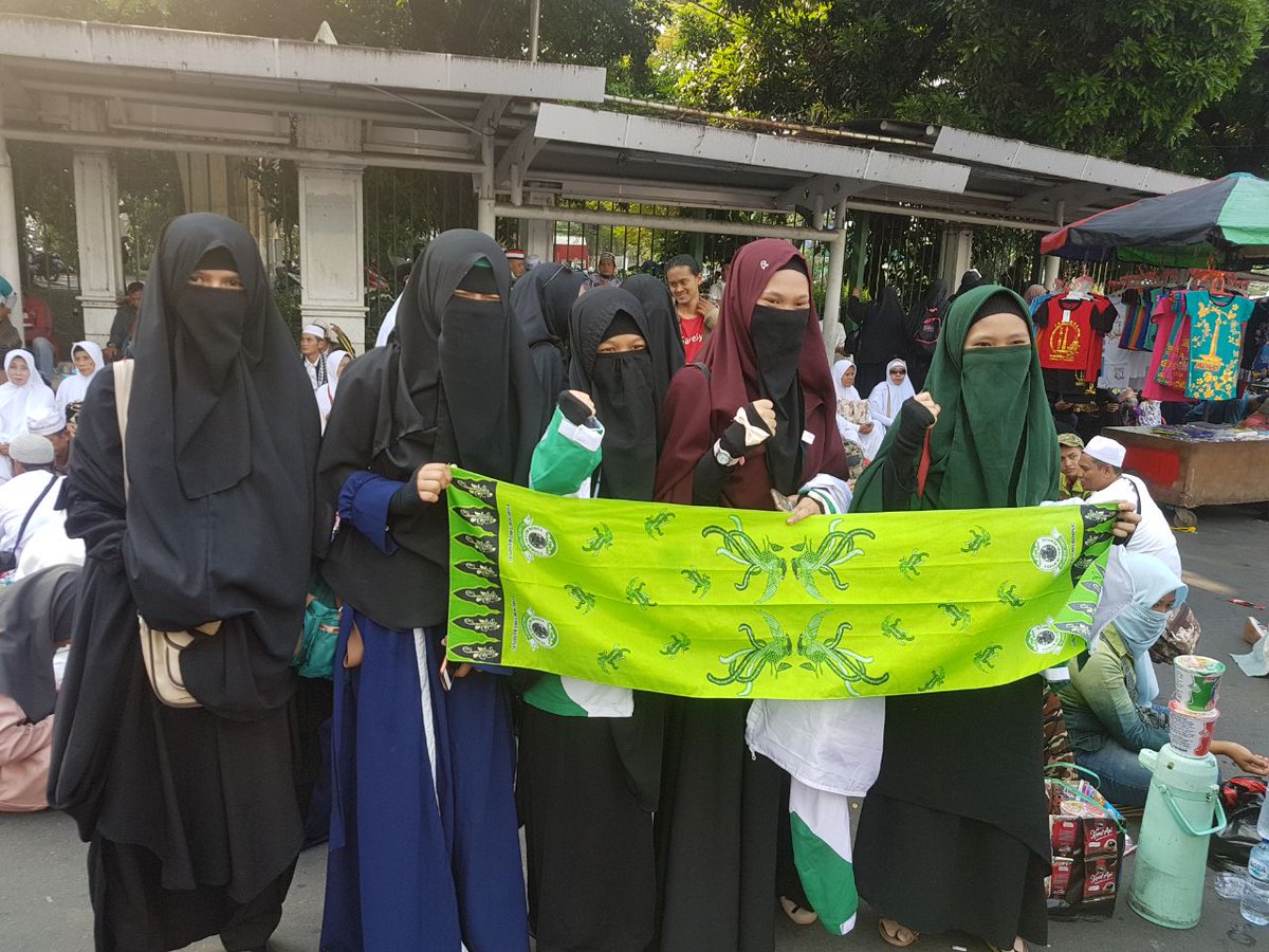 hidcom's tweet photo. Barisan emak-emak pembela syariat Islam ikut ambil bagian menuntut Sukmawati diproses hukum siang ini https://t.co/9FYyKuSfQ8