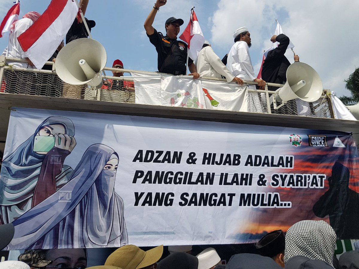 hidcom's tweet photo. Barisan emak-emak pembela syariat Islam ikut ambil bagian menuntut Sukmawati diproses hukum siang ini https://t.co/9FYyKuSfQ8