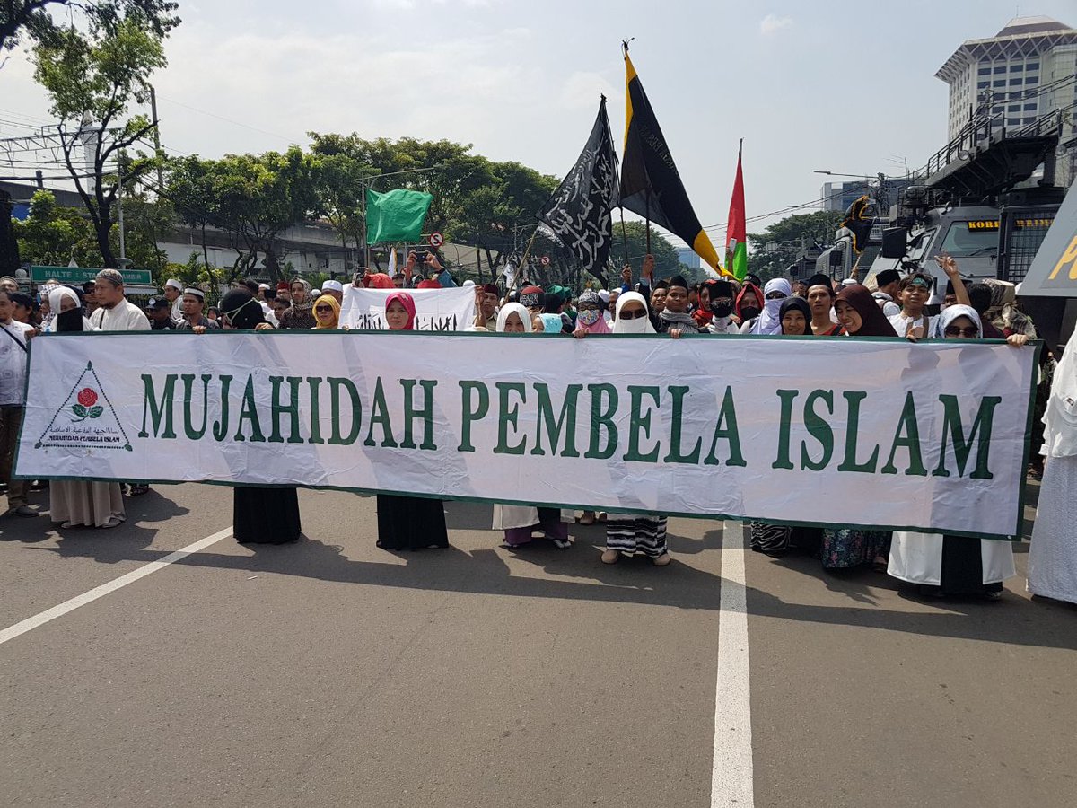 hidcom's tweet photo. Barisan emak-emak pembela syariat Islam ikut ambil bagian menuntut Sukmawati diproses hukum siang ini https://t.co/9FYyKuSfQ8