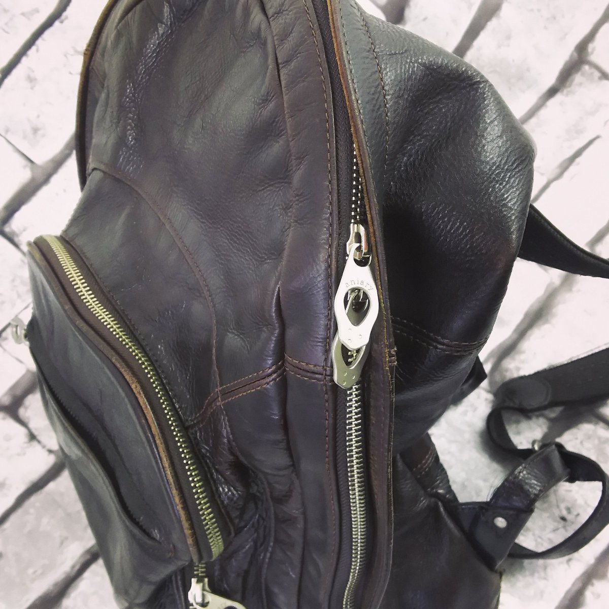 thread_needlejp's tweet image. 上質なメイドインジャパンが人気のブランド、アニアリ。メインファスナーの交換を行いました。
これ、直るかな？とお悩みの方も
まずはお気軽にお問い合わせください。

↓詳しくはこちら↓
goo.gl/rhTB2j

#バッグ修理 #駒込 #アニアリ #オシャレ
#threadandneedle #bagrepair #rucksack