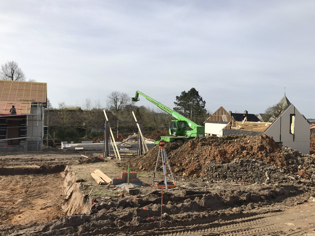maneglise's tweet photo. Le chantier s'accélère dans le clos Lemaistre. Les 15 pavillons sortent de terre avec le retour du soleil ! #logeo @LeHavreAgglo https://t.co/bMygKi22g6