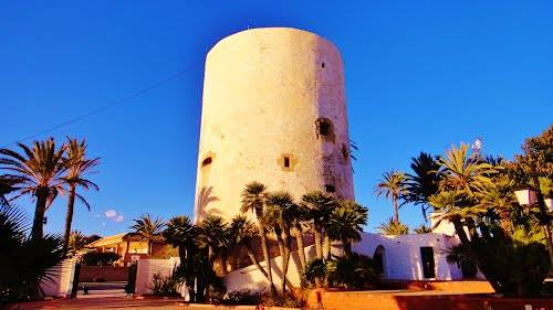 sudecasa's tweet photo. Seguimos con la ruta por Orihuela Costa.
Torre de Cabo Roig. Un torre siglo del siglo XVI con carácter defensivo ante los ataques de los piratas berberiscos.
Foto del usuario DIENTJE en https://t.co/QaeP2lmMvX https://t.co/bPOAyf6Q5p