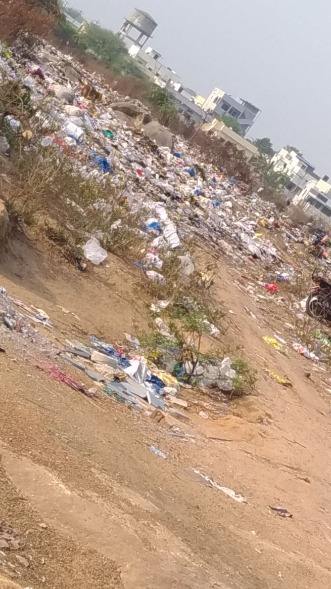 rajeshwarjadi's tweet photo. @KTRTRS @KTRoffice @GHMCOnline  Sir my sincere request to please help to remove dump yard on the way beeramguda to Ameenpur Village. It is near to Double bed room project too. Many garbage rickshaw people creating entire Ameenpur as a garbage dump yard. Please help us. https://t.co/aNqTIVyFwx