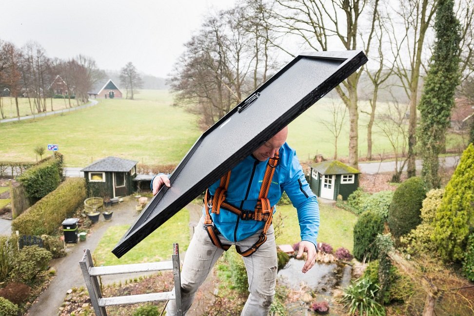 Enschedewektop's tweet photo. 10.000e Energiebespaarlening verstrekt in Enschede! Mevrouw Twente: "wij willen graag iets terug doen voor deze mooie wereld" @Ikinvesteerslim #zonnepanelen https://t.co/YfXLKQbTkP