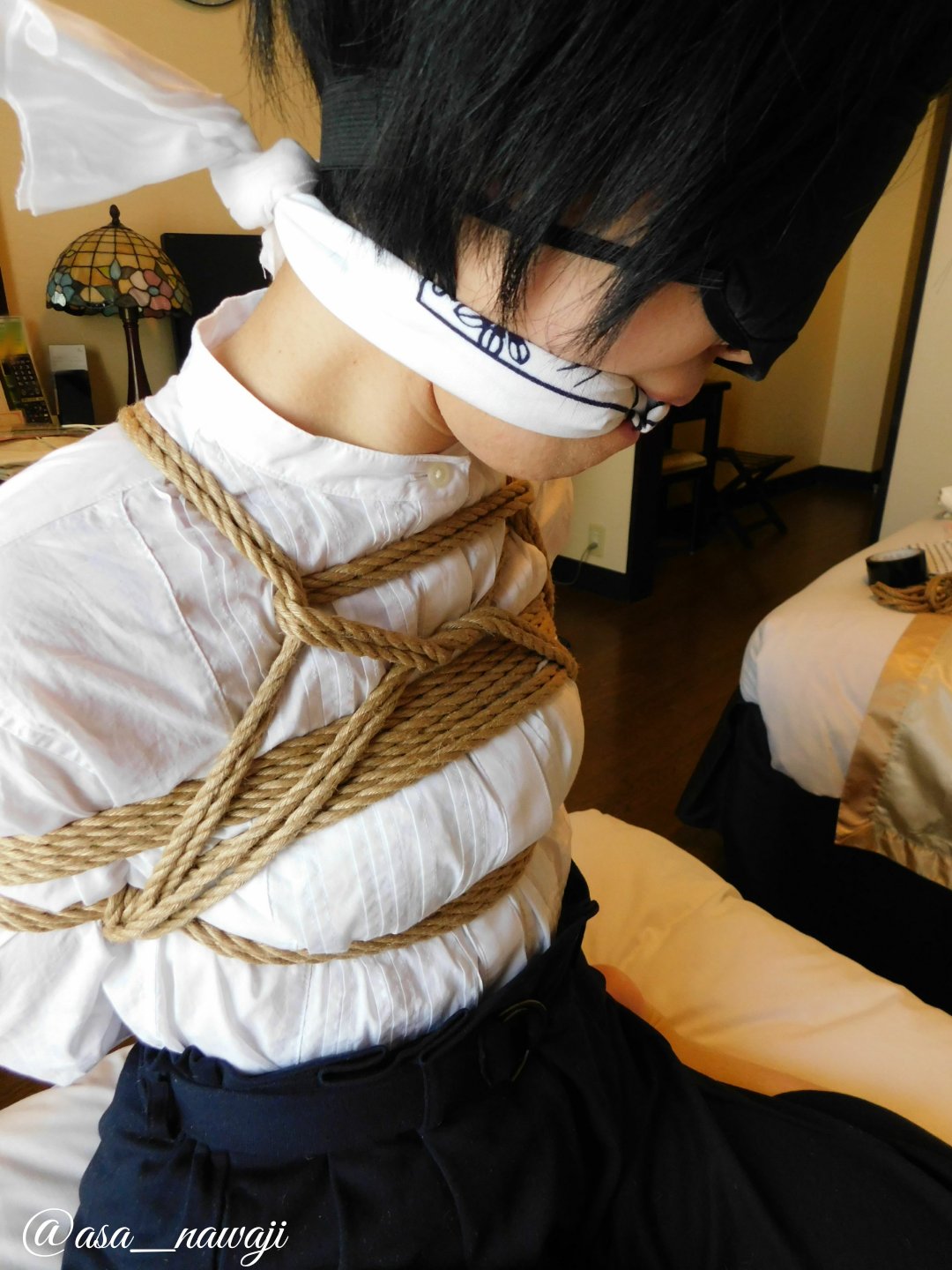 私服緊縛   先日の撮影画像から… 私服緊縛編1  胸の大きさにコンプレックスを持ってるという、らんさんを、胸を強調するように縛り上げて、猿轡をかませる  今回は豆絞りではなく、花柄の手拭いで、可愛いこぶ噛ませ！ モデル:らん さん @kairilove_kill 撮影・緊縛 ...