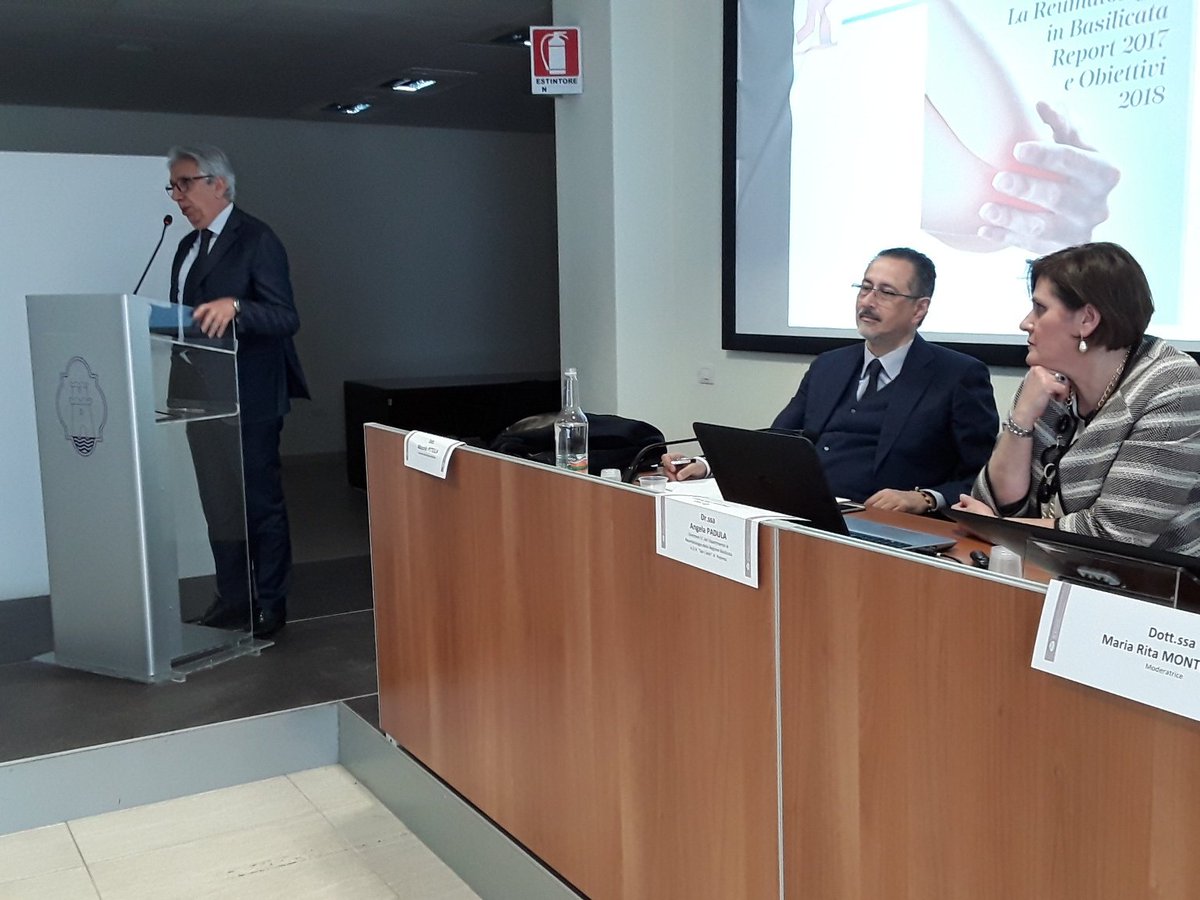 ospedalesancarl's tweet photo. Il dg @rocco_ma saluta i consiglieri Pace e @pierolacorazza e ricorda la lezione antica di Ignazio Olivieri sul ruolo dei dipartimenti e la centralità della Rete https://t.co/WM0CD3Fx9s
