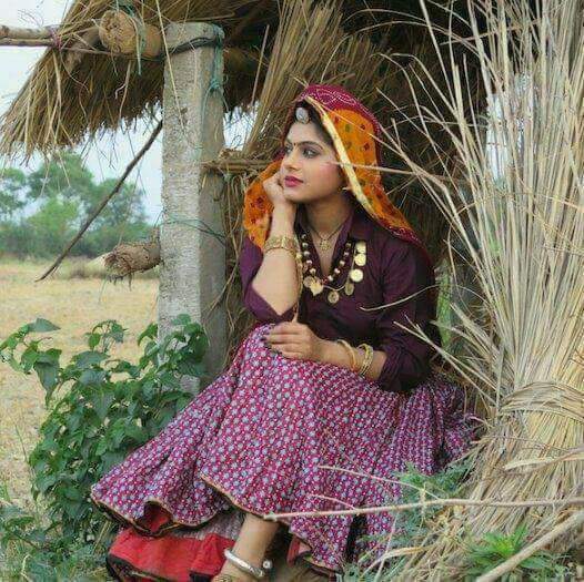 SatyaSumit's tweet photo. @RRadia6 दुर नीगाहो से आंसू बहाता है कोई 
         कैसे न जावु वहां मुजको बुलाता कोई । https://t.co/q18hUgXpJs