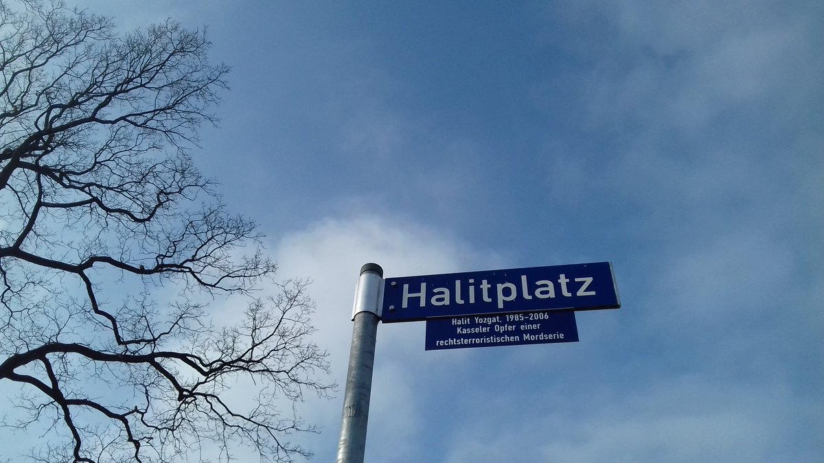 KSchlussstrich's tweet photo. Ayşe und İsmail Yozgat forderten von beginn an die Holländische Straße in Halitstraße umzubenennen. Die Stadt Kassel entschied sich dagegen &amp; erschuff den #Halitplatz. 
Halit wurde in der Holländischen Straße geboren &amp; ermordet. 
Sie muss #Halitstraße heißen! https://t.co/WXAVaK5aqo