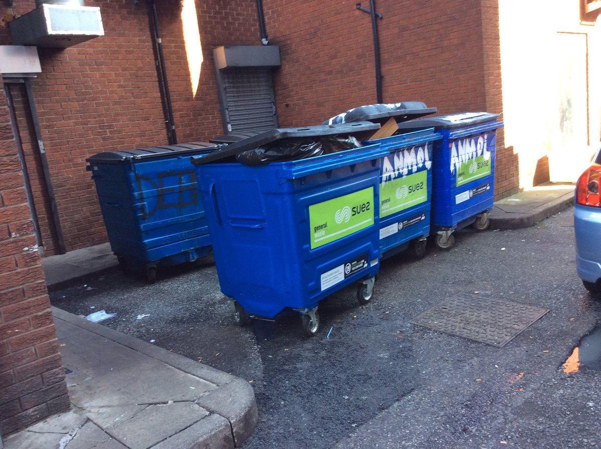 Two businesses on Dickenson Road visited by #mcccompliance - both are now under legal notice and need to manage their waste much better in future or face a fine 💰 #KeepManchesterTidy