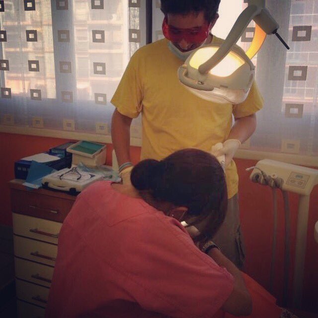 unsofaparatres's tweet photo. Si... es Alvarete haciendo de dentista y la víctima soy yo! jajaja. Pues bien la historia es que Álvaro le tiene un pánico a los dentistas interesante... y yo soy su #couchingpersonal en esto jajaja #capazdecualquiercosa #porhacerlefeliz #visitaaldentista #sinmiedoaldentista https://t.co/L2tGwUuygk