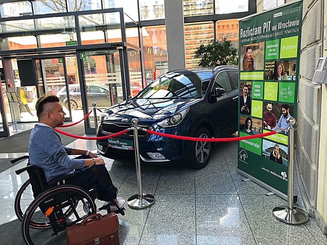 BartSkrzynia's tweet photo. ✊️♿️✌️rozliczenia #PIT-ów tuż, tuż... robiąc to we #Wrocławiu można wygrać takie autko #pitwro #wroclaw #skrzynianadaje #visitWro #bezbarier https://t.co/bRdYpGzzBW @visitwro @laczynaswroclaw https://t.co/YiCfH8qEOM