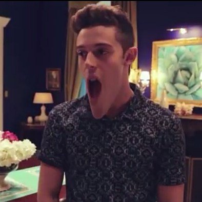 _ruggueromivida's tweet photo. @_ruggero Mi cara al escuchar "Esta moche no paro" 👏💣❤ una👇👇😱 bomba de canción @_ruggero https://t.co/Qx8sDa8N2X