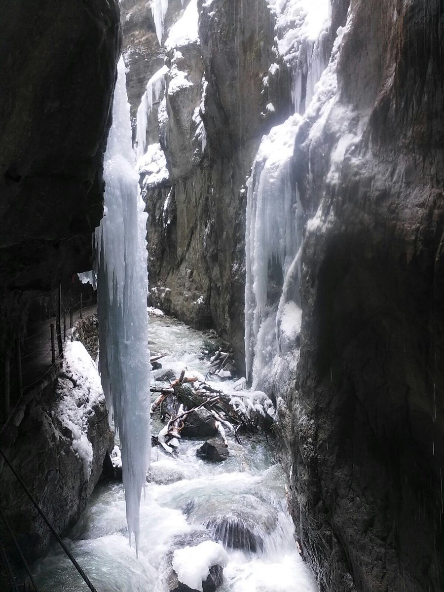 WUmbrellaTours's tweet photo. Cerca de la pequeña localidad de #GarmischPartenkirche podemos visitar #Partnachklamm, uno de los rincones más espectaculares de #baviera . Un recorrido de 700 km, nos adentraremos por el desfiladero creado por el río #Partnach, con vistas espectaculares! @wut_munich https://t.co/Vhdl4ewnNB