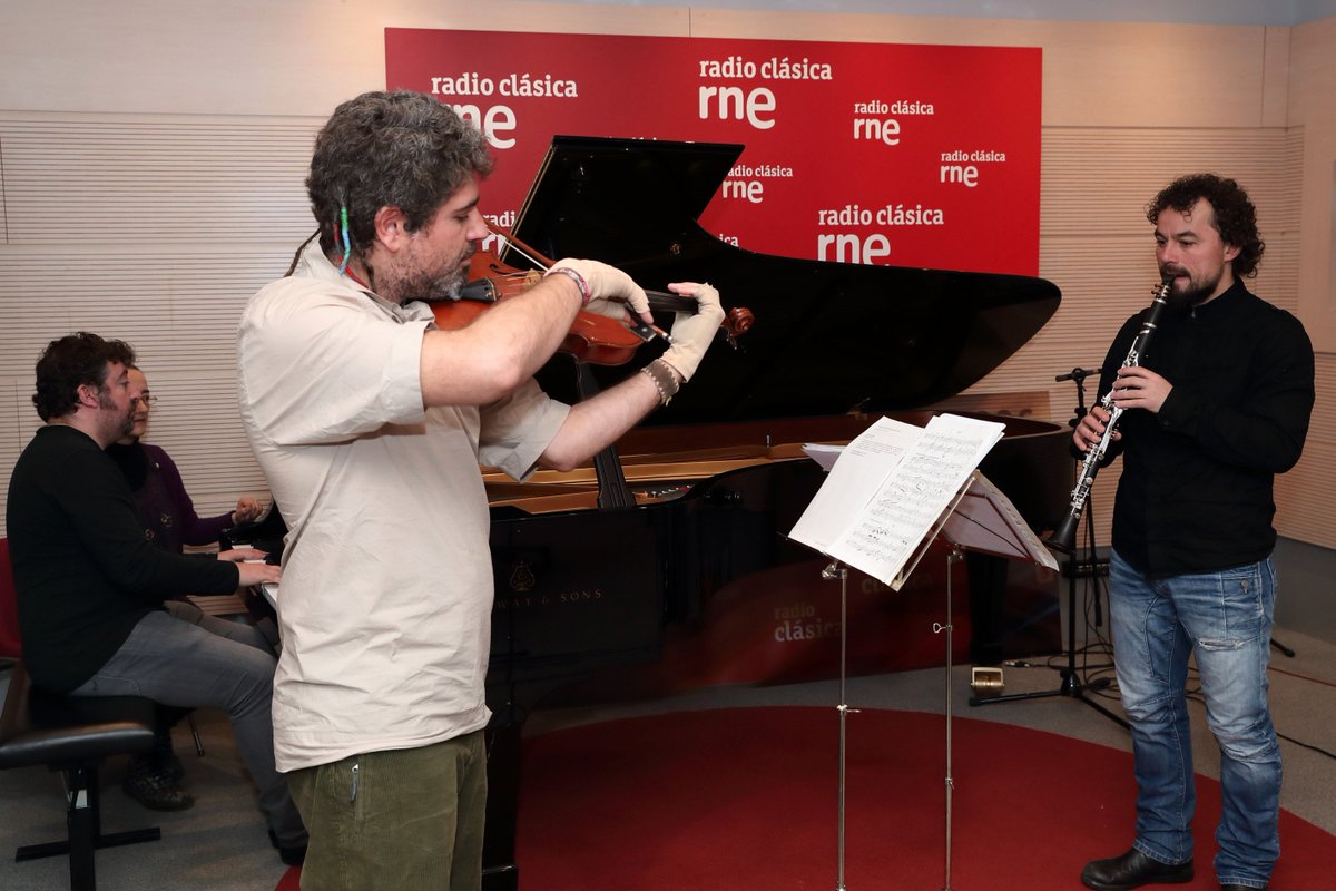 cafezm's tweet photo. #TrioMusicalis, formado por miembros de la @ocnesp visita @Estudio_206 
En los bloques musicales que nos ofrecen podrás escuchar hasta tocarán 5 instrumentos diferentes, ¿cuales? 
¡Descúbrelo hoy a las 12h en @radioclasica ! https://t.co/RX35TgLR7t