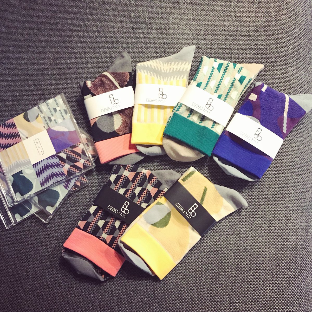 cuezakka's tweet photo. 明日から始まります「sos socks POP UP SHOP」靴下も届き、これから設営です!ノベルティのCDも無事完成しました。
ぜひ春の足下をsos socksで明るく楽しく彩ってくださいね◎
・
「SOS POP UP SHOP」4/7(土)〜15(日) at cue!
#sossocks #靴下 #ソックス https://t.co/30EdjywX7y