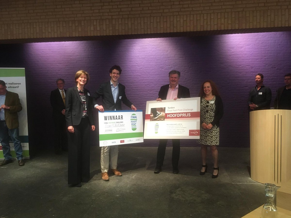 UitvaartkistOnl's tweet photo. We hebben met #CHISTANN grafkist in een doos de FINAL FOOTPRINT CHALLENGE gewonnen, samen met onze partner ECOR waarmee we een CO2 neutrale uitvaartkist gaan produceren. Trots bij de prijsuitreiking door @DELAcooperatie en @yarden_uitvaart https://t.co/uEhpQHbvdA