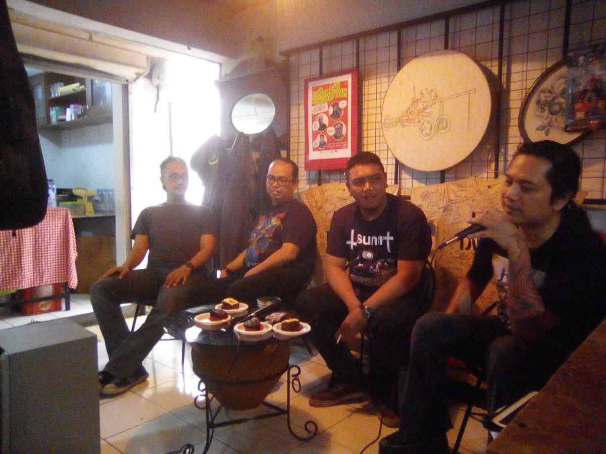 jejenjaelani8's tweet image. Diskusi komik @koiltv w/ @midiahn Patra Aditia @supergunz Lingga Agung di Los Tjihapit