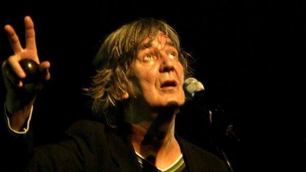 franceinter's tweet photo. Tombé au ciel.... Jacques Higelin est mort. Atypique, flamboyant, lyrique, imprévisible, poétique.... Mais surtout libre. Il a traversé 50 ans notre paysage discographique du rock, au folk en passant par l’expérimental ou la chanson...https://t.co/8ucd8sds49 https://t.co/zcvsx7iJ6S