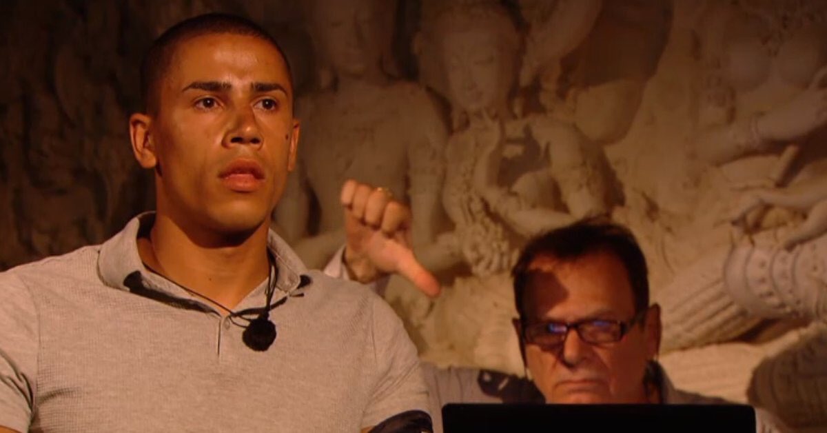 Vermousse's tweet photo. Rick:
‘Voel je je nog steeds op je gemak en totaal niet gestresseerd ondanks een fulltime job, weekendwerk, een thesis, dj’en en voetballen?’
Ik:
‘Ja’ https://t.co/lTzp6Bhuc4