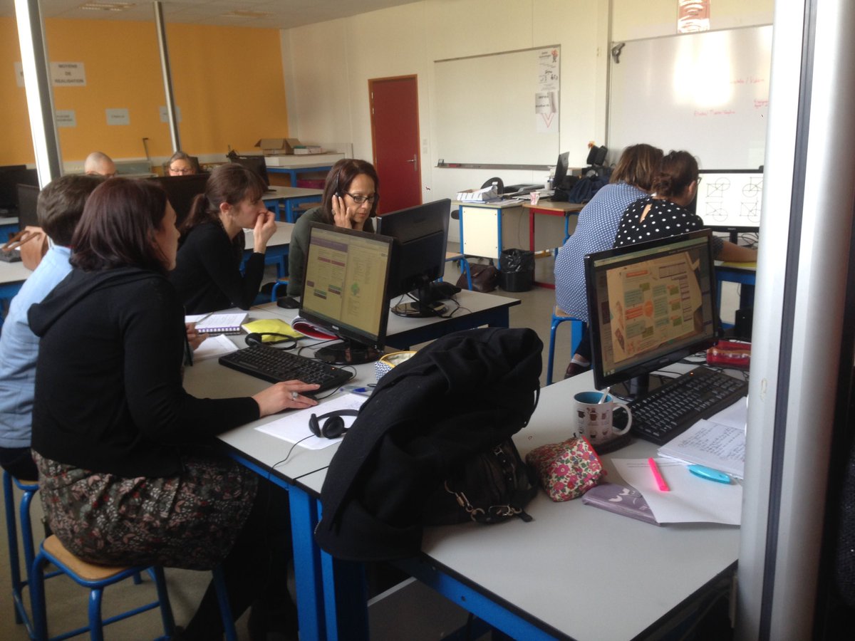 anne50440's tweet photo. Des enseignants en pleine coopération pdt le stage pratiques collaboratives. @HeleneDargagnon @Denis_Sestier @Matth_cdb #collegeprovinces #cherbourg #coopération #numerique #interdegres https://t.co/xwIKOpFEGF