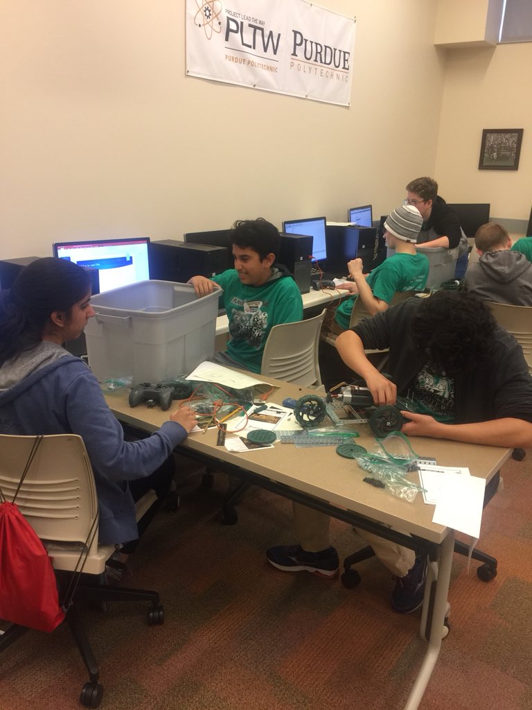 MissDewar2891's tweet image. Using VEX Robotics at the #boilertech challenge this morning! #purduecolumbus #csanewtech #columbusnorth