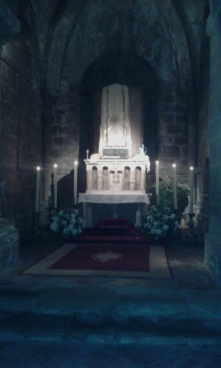RAFAEL_ARNAIZ_'s tweet photo. Ansias de vida eterna revolotean por el coro de la Iglesia cuando aún las tinieblas de la noche envuelven el Monasterio. https://t.co/aAE7En2jnw