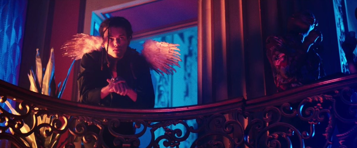metewhore's tweet photo. @halsey I’M SHOOK because these two scenes have many of the same visuals yet they are opposite! In R&amp;J they’re falling in love and in Alone they’re falling out https://t.co/1BS8oXVrGZ
