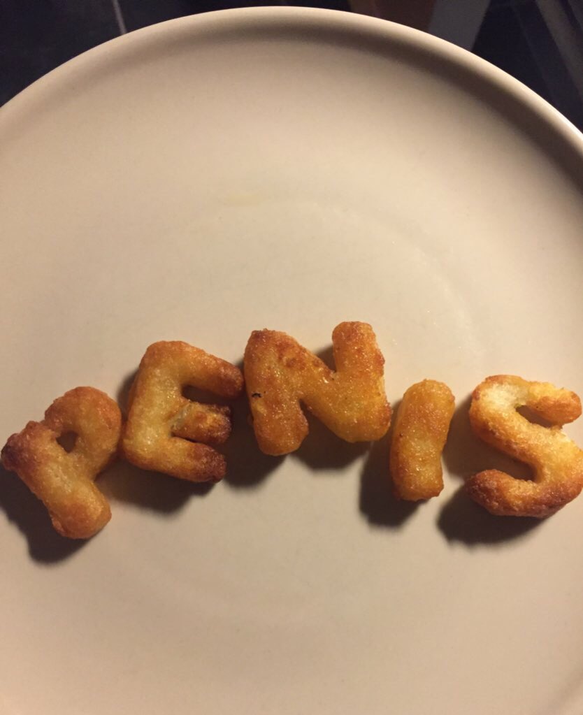 daleniusl8's tweet image. Hallå @Expressen Är det detta mina barn ska få se när jag serverar bokstavspommes till middag? De kan ju bli skadade för livet! #kränkt 🙄🤪