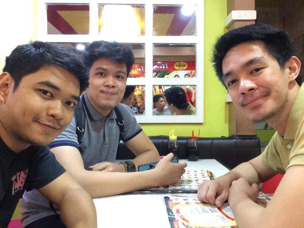 GejoBaguso's tweet photo. Hanging out with my dawgs. https://t.co/UcGB0ZzREB