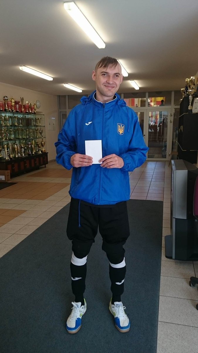 ibsagoalball's tweet photo. Ukraine's Yevheniy Tsyhanenko plays for peace and shows his #WhiteCard on International Day of Sport for Development and Peace. ✌
For #April6, play your peace, show your #WhiteCard #IDSP2018 https://t.co/yqJp6i0e3f