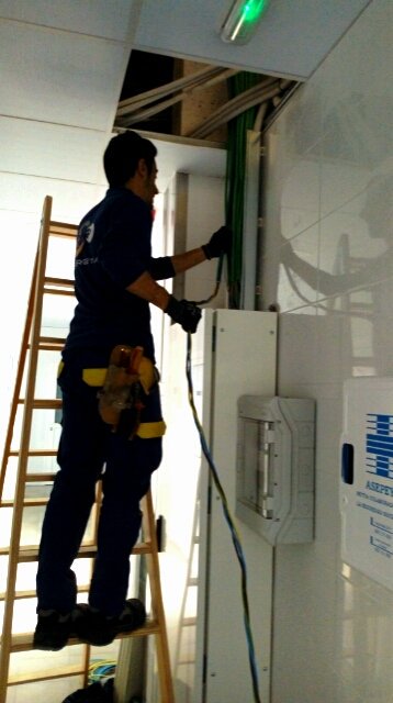 my_recarga's tweet photo. Nuestros técnicos trabajando 💪 para dejar listo un nuevo #puntoderecarga en #SupermercadosALSupermercadosALVIMAR. #Modo3 #Tipo2 para que todos los 🚗🔋 puedan 🔌. https://t.co/uvMxIms6va
