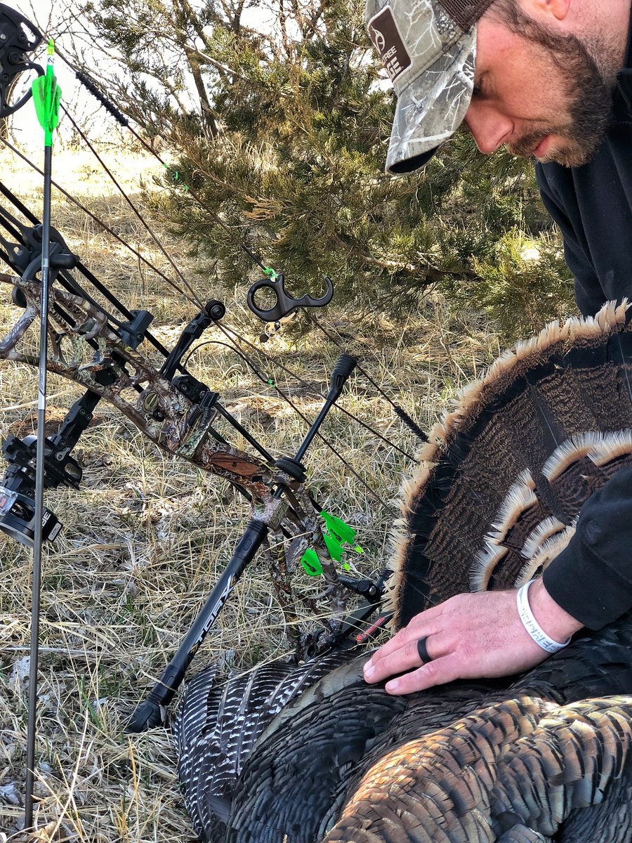 joshmcdaniel_32's tweet photo. About 2 get back after it in the Sunflower State! 🏹🦃  #whatiuseforbowhuntingturks #elitearchery #option7 #scottarchery #sigmarelease #cbearchery #tekhybridpro #torxstabilizers #slicktrickbroadheads #QADrests #eastonaxisarrows #aaevanes #maxhunter #winnerschoicestrings #lumenok https://t.co/39YEcxZdxQ