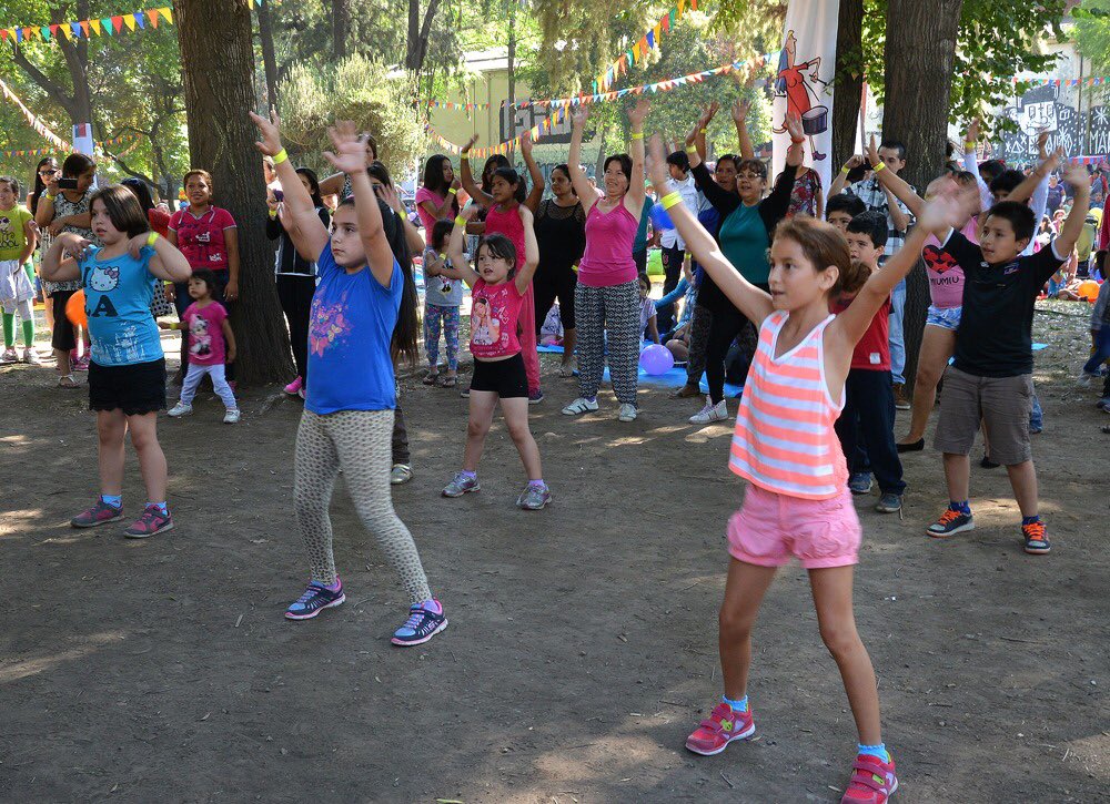 DPR_RM's tweet photo. Feliz #DíadelDeporte! Hoy celebramos la actividad física y vida sana invitando a todos los habitantes de la Región Metropolitana a sumarse a las iniciativas deportivas impulsadas por sus municipios y comunidades, y disfrutar del deporte porque entre todos #ChileSeMueve 🤸‍♀️ https://t.co/bLnT7PCkJk