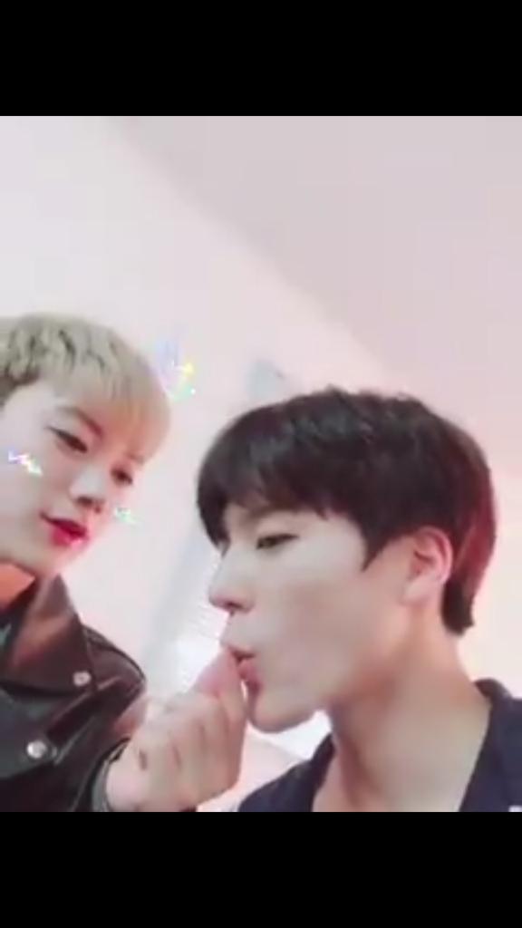 KiGKoG_KiHae's tweet photo. เค้าเรียกว่าจูบทางอ้อมค่ะ #NoTen #ChitNo https://t.co/a0a15VV5ua
