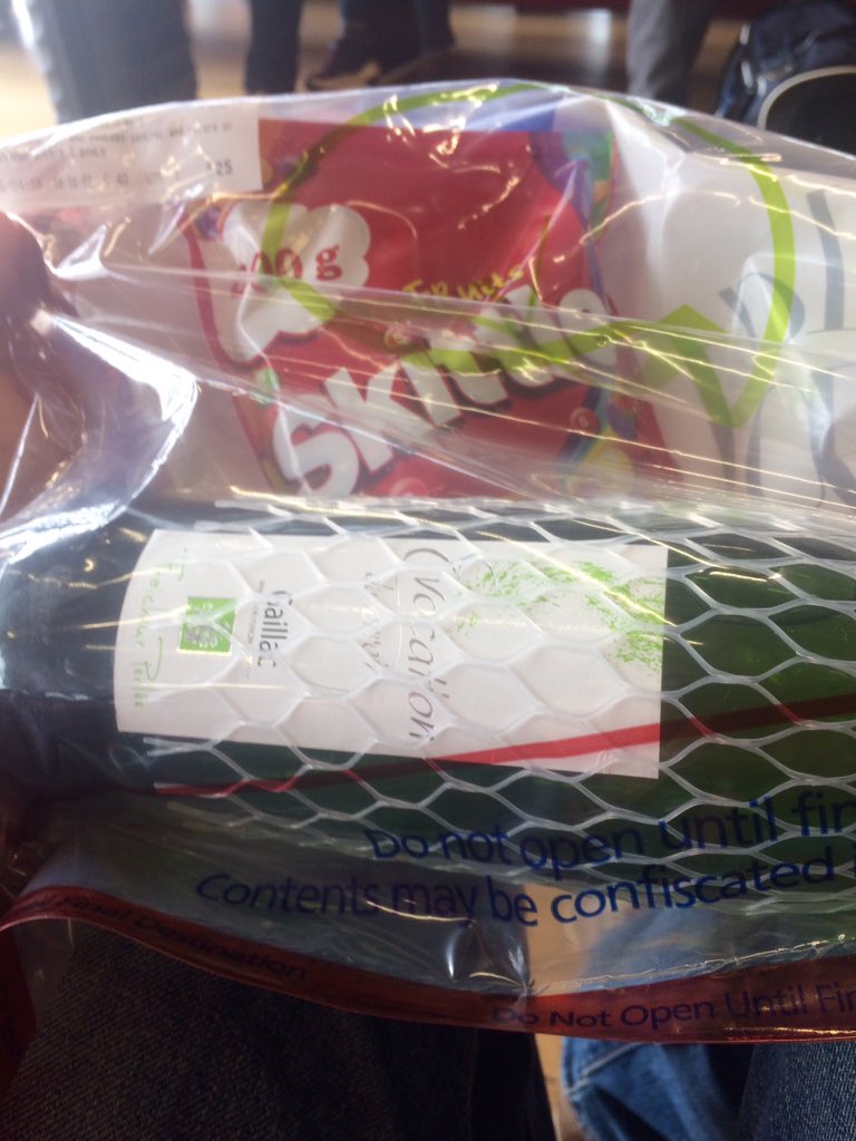 JdJCantalejo's tweet photo. ...nice experience going through the new #dutyfree area of @aeroport_tls So much, I had to take something with me... #Evocationduterroir @VinsdeGaillac @vinovalie Oh, and @Skittles too of course... #oddmix https://t.co/1s1sup0ZzB