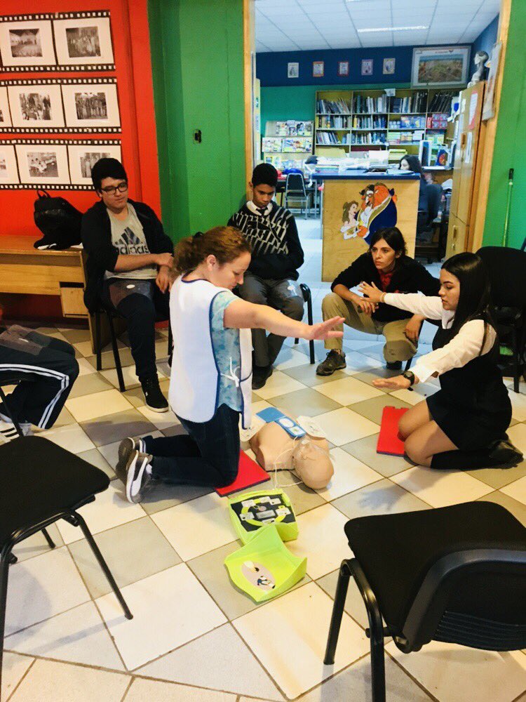 GuilleLoopezG's tweet photo. Orgullosos estamos de terminar con éxito el Programa de Colegios Cardio Protegidos para comuna de La Reina. “El DEA y RCP Salvan Vidas” @corplareina @DEACHILE @zollemsfire #salvavidas #comprime #dea https://t.co/6vc9lJ2gBm
