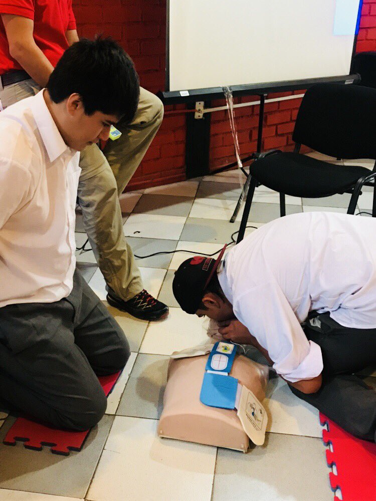 GuilleLoopezG's tweet photo. Orgullosos estamos de terminar con éxito el Programa de Colegios Cardio Protegidos para comuna de La Reina. “El DEA y RCP Salvan Vidas” @corplareina @DEACHILE @zollemsfire #salvavidas #comprime #dea https://t.co/6vc9lJ2gBm