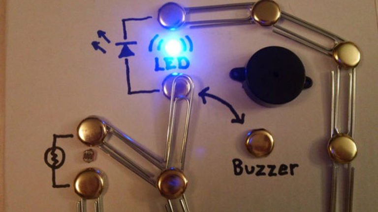 Makerspaces_com's tweet photo. 25 simple #makerspace project ideas for any school, library or home.  https://t.co/ItNF3rKWqC #makerspaces #makered https://t.co/2NpWUdDXni